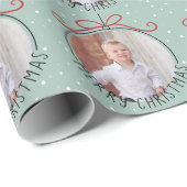 Schneeflocken auf Pastel Green | Weihnachten im Fo Geschenkpapier (Rolleneckpunkt)