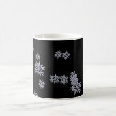 Schneeflocken auf schwarzem Hintergrund Kaffeetasse (Mittel)