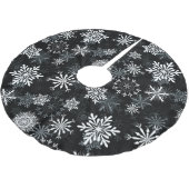 Schneeflocken auf Schwarzem Polyester Weihnachtsbaumdecke (Schrägansicht)