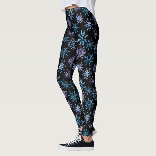 Schneeflocken auf schwarzen Leggings (Links)