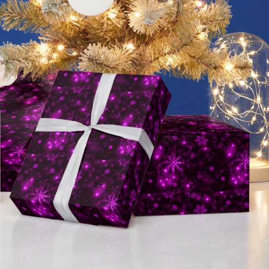 Schneeflocken auf tiefem Lila Hintergrund Geschenkpapier (Feiertage)