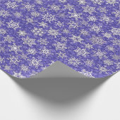 Schneeflocken auf violettem Schneesturm Geschenkpapier (Ecke)