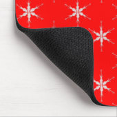 Schneeflocken aus Glas im roten Hintergrund Mousepad (Ecke)