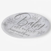 Schneeflocken Baby Es ist kalt draußen Babydusche Pappteller (Schrägansicht)