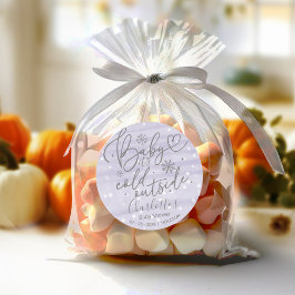 Schneeflocken Baby Es ist kalt draußen Babydusche Runder Aufkleber