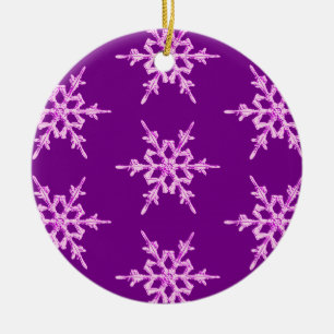 Schneeflocken, blasse Orchideenkristalle auf Lila Keramik Ornament