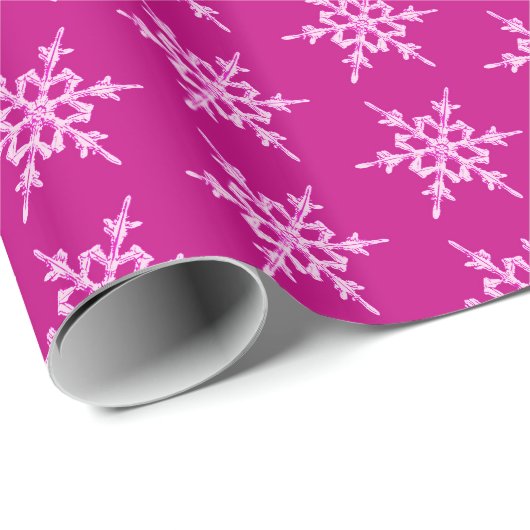 Schneeflocken, blassrosa Kristalle auf Magenta Geschenkpapier (Rolleneckpunkt)