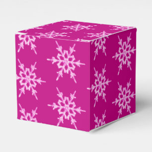 Schneeflocken, blassrosa Kristalle auf Magenta Geschenkschachtel