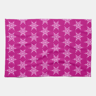 Schneeflocken, blassrosa Kristalle auf Magenta Handtuch