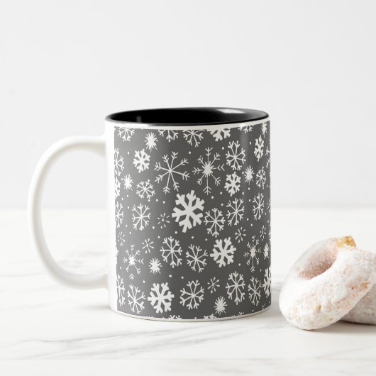 Schneeflocken Blizzard mit silbergrauem Hintergrun Zweifarbige Tasse (Mit Donut)