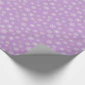 Schneeflocken des Weiß 3 d auf einem lila Geschenkpapier (Ecke)