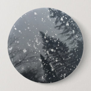 Schneeflocken fallen auf Bäume Button