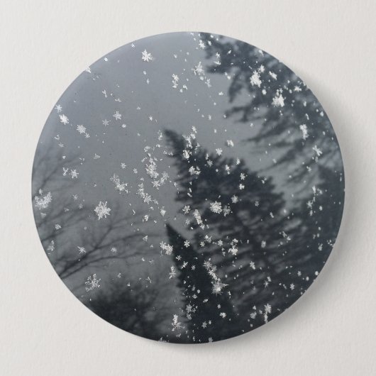Schneeflocken fallen auf Bäume Button (Vorderseite)