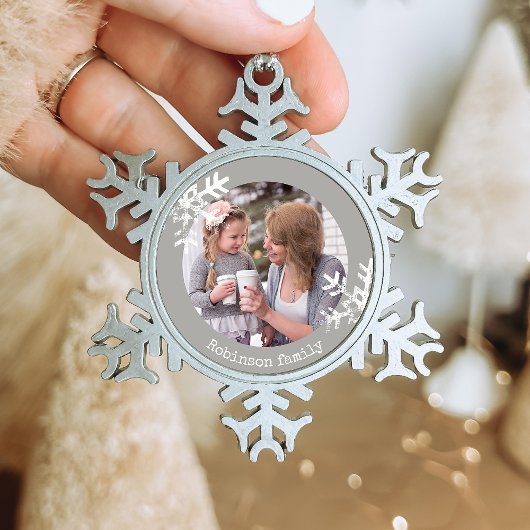 Schneeflocken Grau Foto Mit Monogramm Zinn-Ornament
