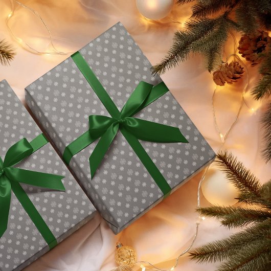 Schneeflocken, graue Blätter