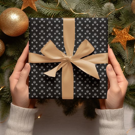 Schneeflocken, graue Blätter