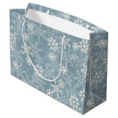 Schneeflocken im blauen Hintergrund Große Geschenktüte (Rückseite Schrägansicht)