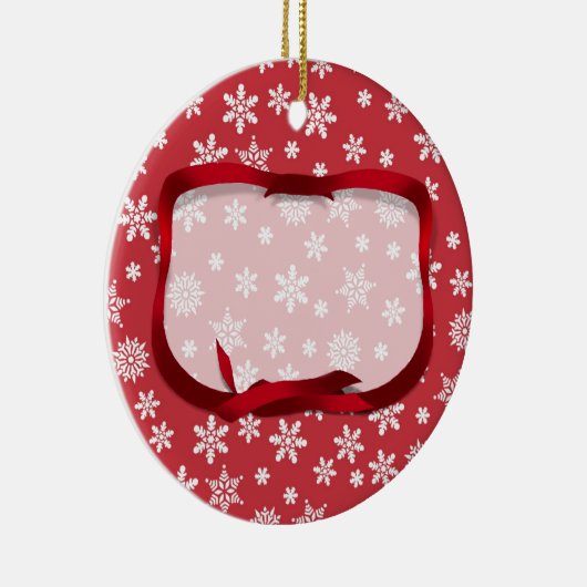 Schneeflocken im roten Hintergrund Keramik Ornament (Rechts)