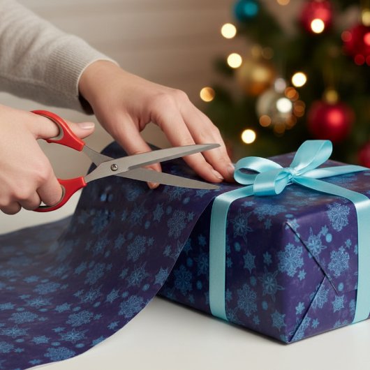 Schneeflocken in dunkelblau geschenkpapier