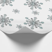 Schneeflocken in Silberweiß und Blau in Weiß Geschenkpapier (Ecke)