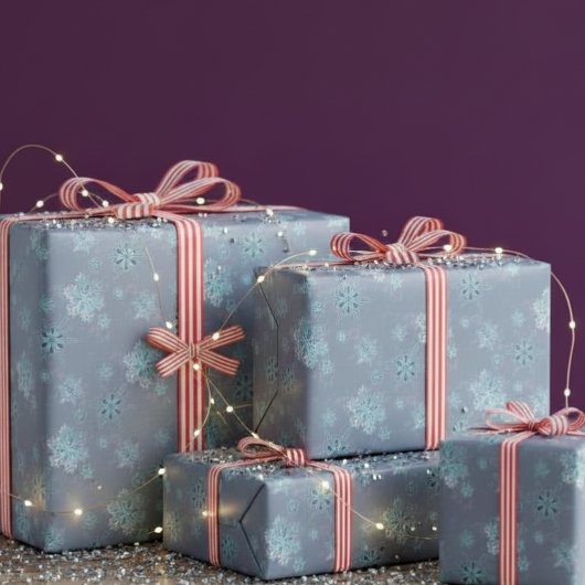 Schneeflocken in staubigem Blau Geschenkpapier