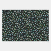 Schneeflocken in verschiedenen Formen schwarz grün Geschenkpapier Set (Vorderseite)