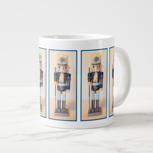 Schneeflocken Jumbo-Tasse (Vorderseite Rechts)