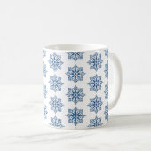Schneeflocken-Karomuster Blau Feiertage Kaffeetasse (VorderseiteRechts)