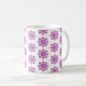 Schneeflocken-Karomuster Rosa Feiertage Kaffeetasse (VorderseiteRechts)