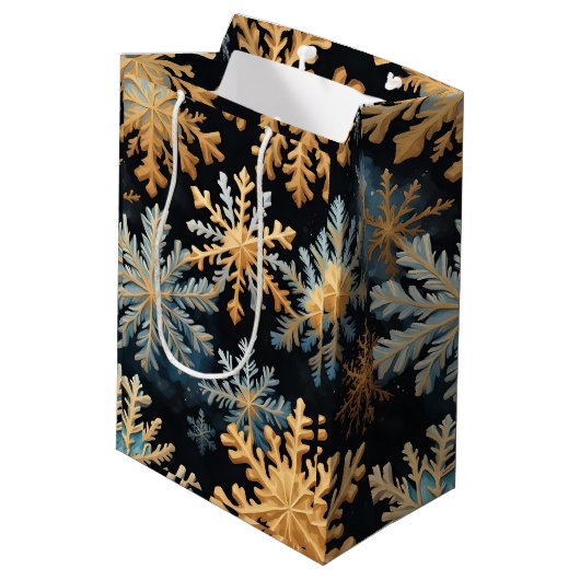 Schneeflocken Magie Weihnachten Schwarzes Gold Bla Mittlere Geschenktüte (Rückseite Schrägansicht)