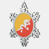 Schneeflocken mit bhutanischer Flagge Schneeflocken Zinn-Ornament (Rechts)