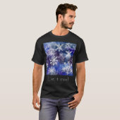 Schneeflocken mit blauem Hintergrund T-Shirt (Vorne ganz)