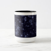 Schneeflocken mit blauem Hintergrund Zweifarbige Tasse (Mittel)