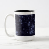 Schneeflocken mit blauem Hintergrund Zweifarbige Tasse (Links)
