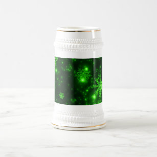 Schneeflocken mit grünem Hintergrund Bierglas