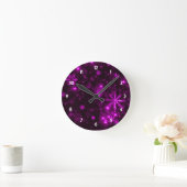 Schneeflocken mit lila Hintergrund Runde Wanduhr (Zuhause)