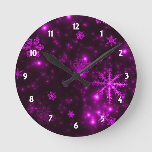 Schneeflocken mit lila Hintergrund Runde Wanduhr (Vorderseite)