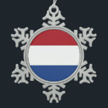 Schneeflocken mit niederländischer Flagge Zinn-Ornament<br><div class="desc">Feiern Sie die Urlaubssaison mit einer Touch holländischen Charmes, indem Sie Ihren Baum mit diesen exquisiten Schneeflocken mit der Fahne der Niederlande schmücken! Mit Präzision und Liebe zum Detail gestaltet, sind diese Ornamente mehr als nur festliche Dekorationen; sie sind eine Feier des niederländischen Erbes und des Nationalstolzes. Jede Schneeflocke zeigt...</div>
