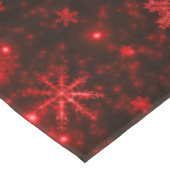 Schneeflocken mit rotem Hintergrund Tischdecke (Schrägansicht)