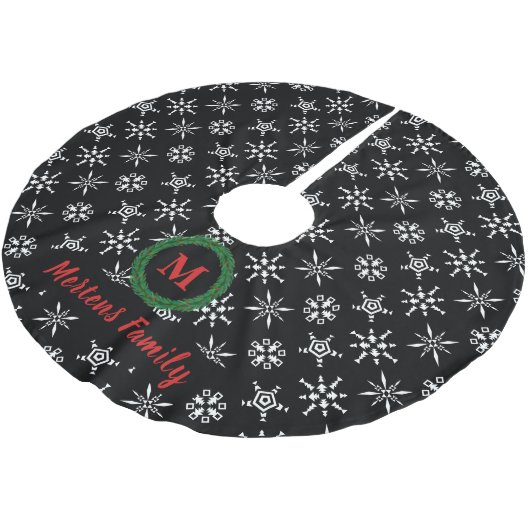 Schneeflocken-Monogramm - Ihr Name Schwarz/Weiß Polyester Weihnachtsbaumdecke (Schrägansicht)