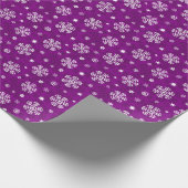 Schneeflocken Muster auf Lila Geschenkpapier (Ecke)