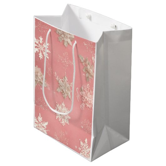 Schneeflocken Pastellrosa Mittlere Geschenktüte (Vorderseite Schrägansicht)
