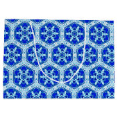 Schneeflocken Quit Pattern - Kobalt Blau und Weiß Große Geschenktüte (Rückseite)