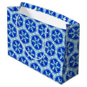 Schneeflocken Quit Pattern - Kobalt Blau und Weiß Große Geschenktüte (Rückseite Schrägansicht)