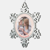 Schneeflocken Schneeflocken Rosa Foto Mit Monogram Schneeflocken Zinn-Ornament (Rechts)