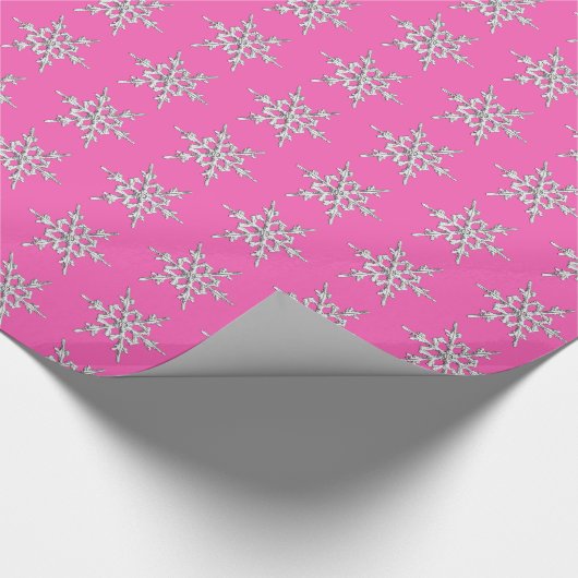 Schneeflocken, Silberkristalle auf Fuchsienrosa Geschenkpapier (Ecke)