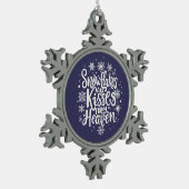 Schneeflocken sind Küsse aus dem Himmel Schneeflocken Zinn-Ornament (Links)