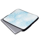 Schneeflocken und blaue Lichter Laptopschutzhülle (Vorne Knopf)