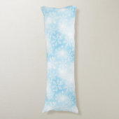 Schneeflocken und blaue Lichter Seitenschläferkissen (Vorderseite Vertikal)