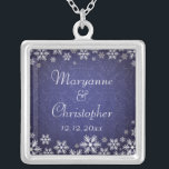 Schneeflocken und blauer Damast Versilberte Kette<br><div class="desc">Ein elegantes Hochzeitsdesign für eine Winterhochzeit oder Weihnachts-Hochzeit mit Schneeflocken auf blauem Hintergrund mit einem subtilen Damast-Muster. Passen Sie den Text für Ihren ganz besonderen Tag an. Diese koordiniert die Hochzeitskollektion von Snowflakes und Blue Damask und ist in verschiedenen Farben erhältlich. Bitte kontaktieren Sie uns über unseren WeddingBazaar Shop ,...</div>